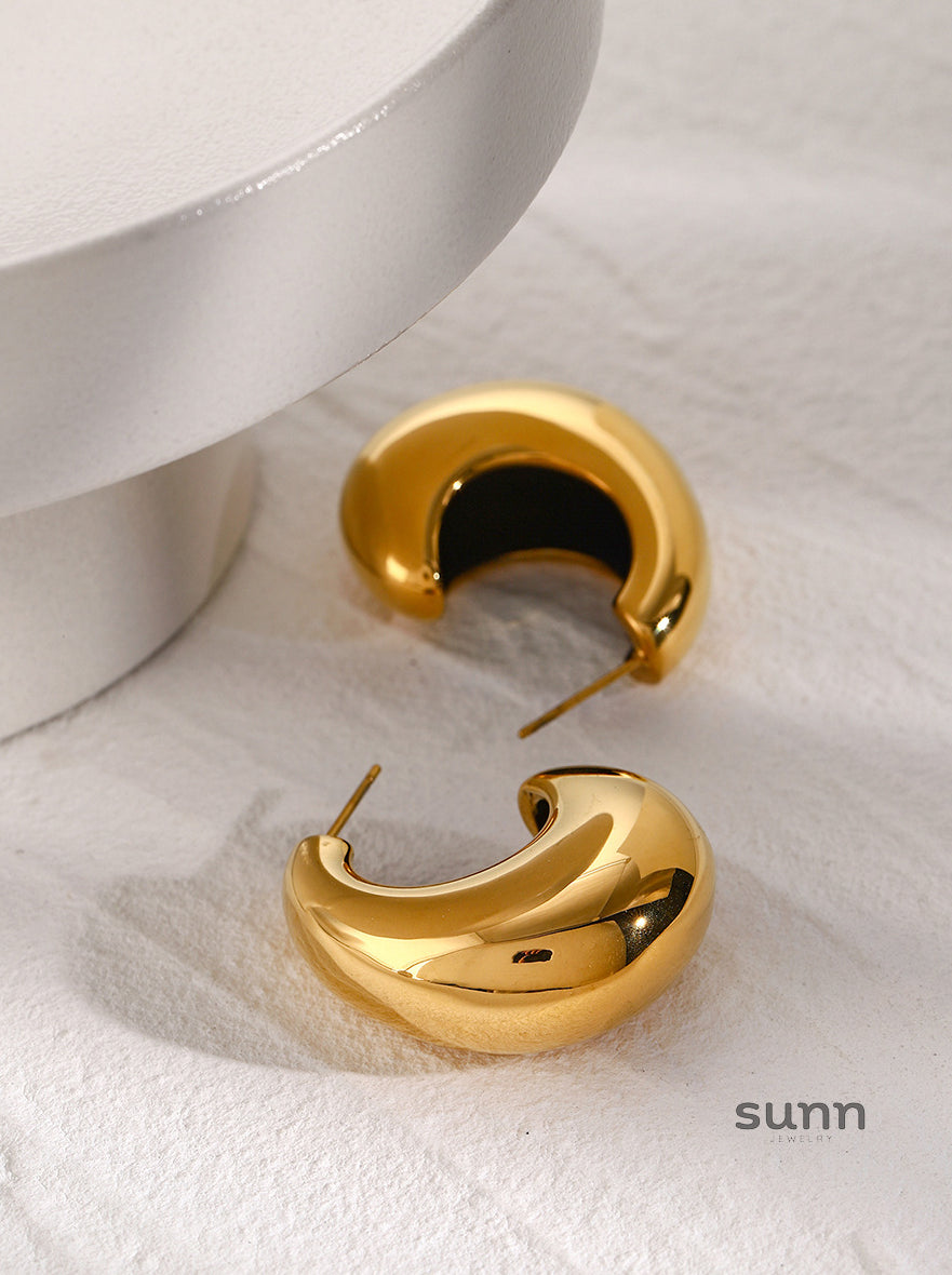 Ainslee Gold Asymmetric Hoop Earrings [LN0RU7C8]