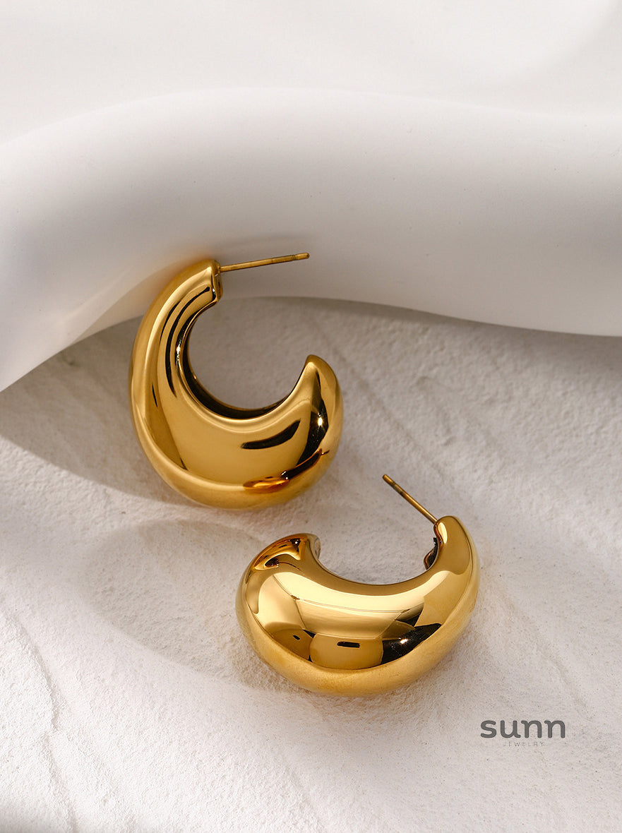 Ainslee Gold Asymmetric Hoop Earrings [PTMOO37D]