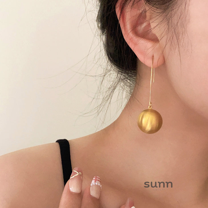 Ainsleigh Gold Sphere Earrings [IBJG3IA0]