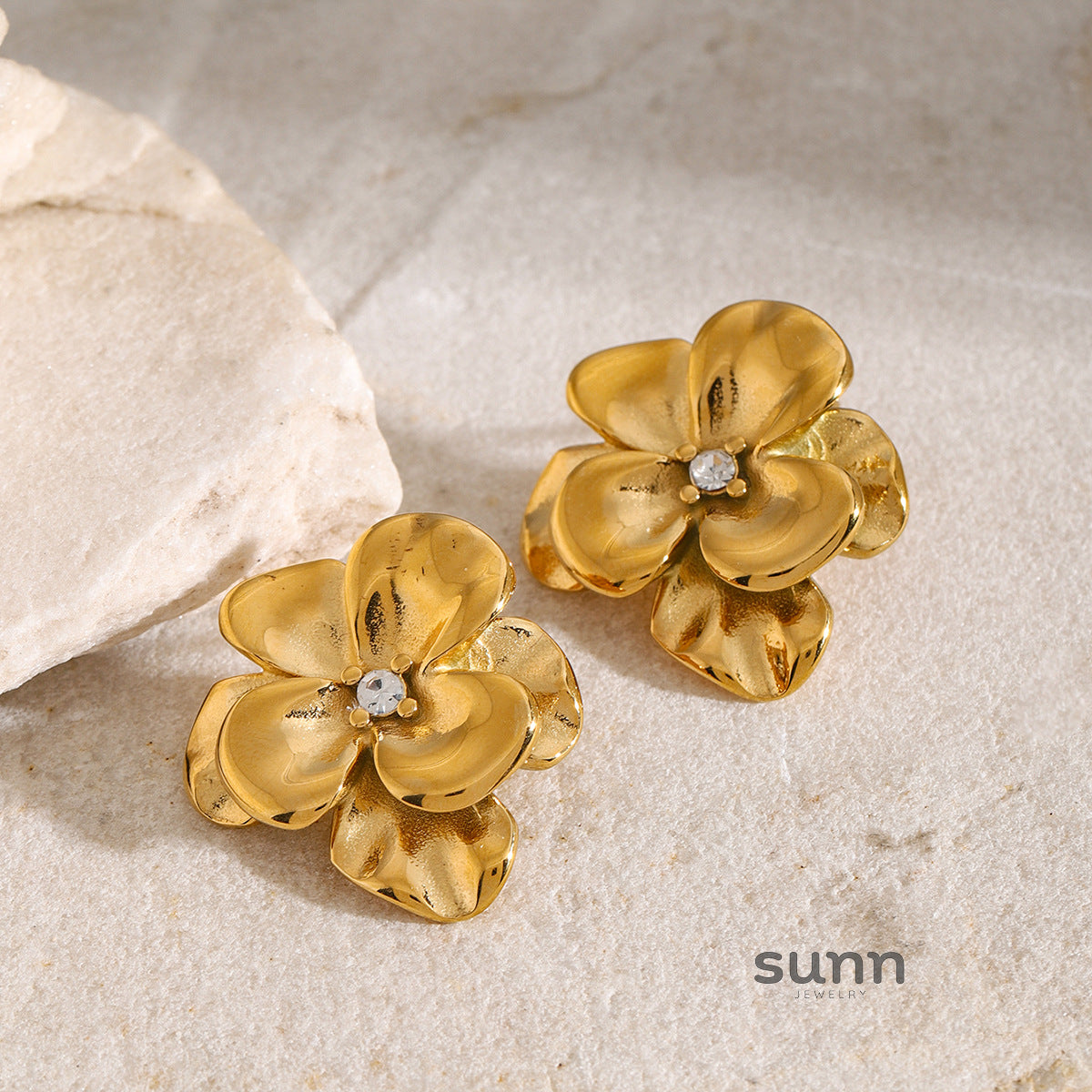 Aishani Elegant Flower Earrings [1KKXUV0I]
