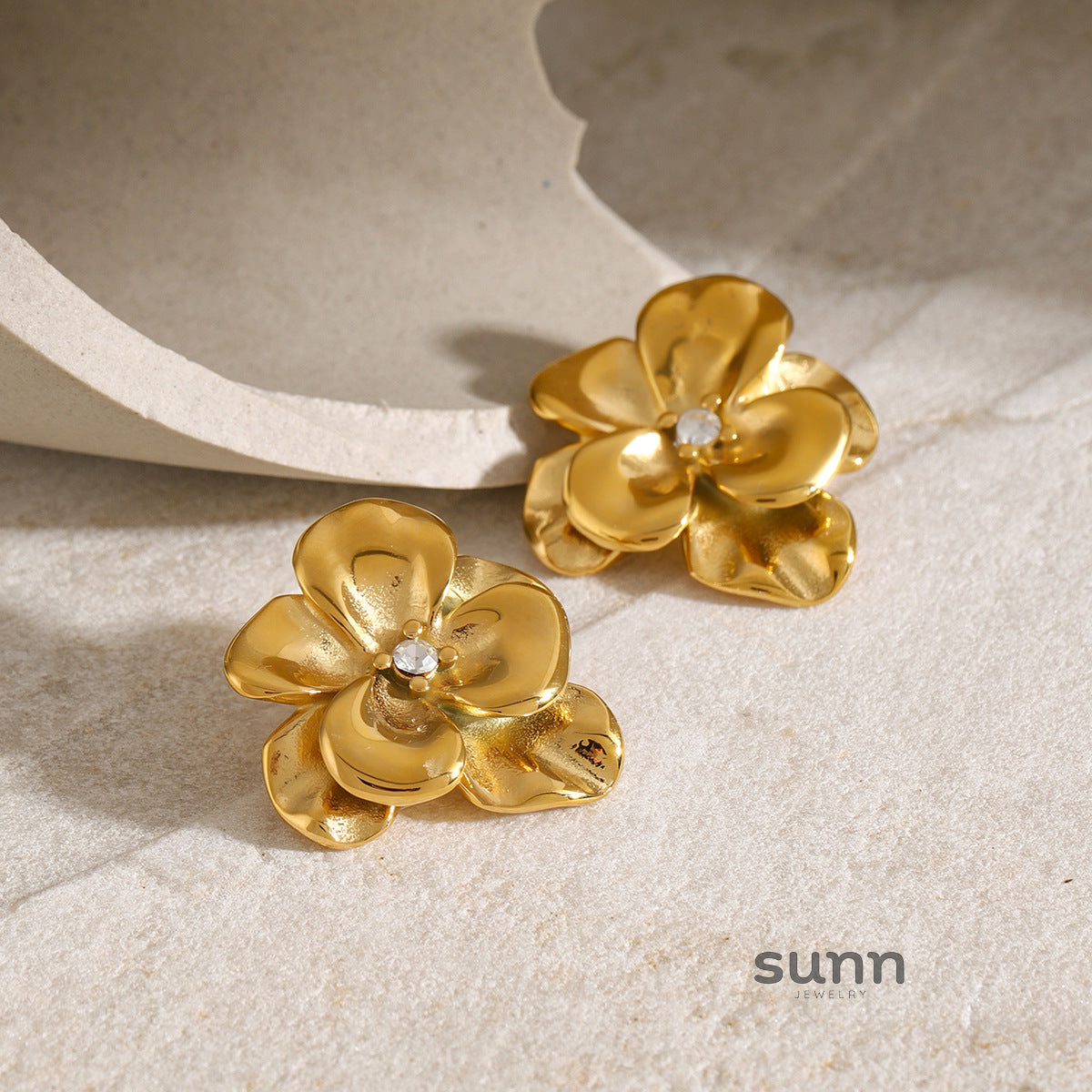Aishani Elegant Flower Earrings [5XVWYWJB]