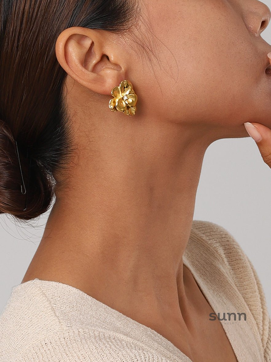 Aishani Elegant Flower Earrings [4F05WMA6]
