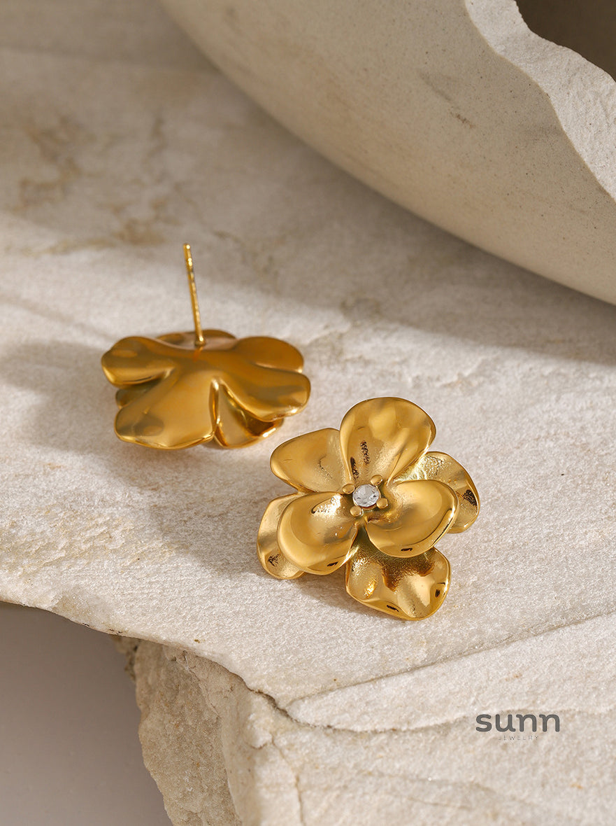 Aishani Elegant Flower Earrings [0FYF2Q9Q]