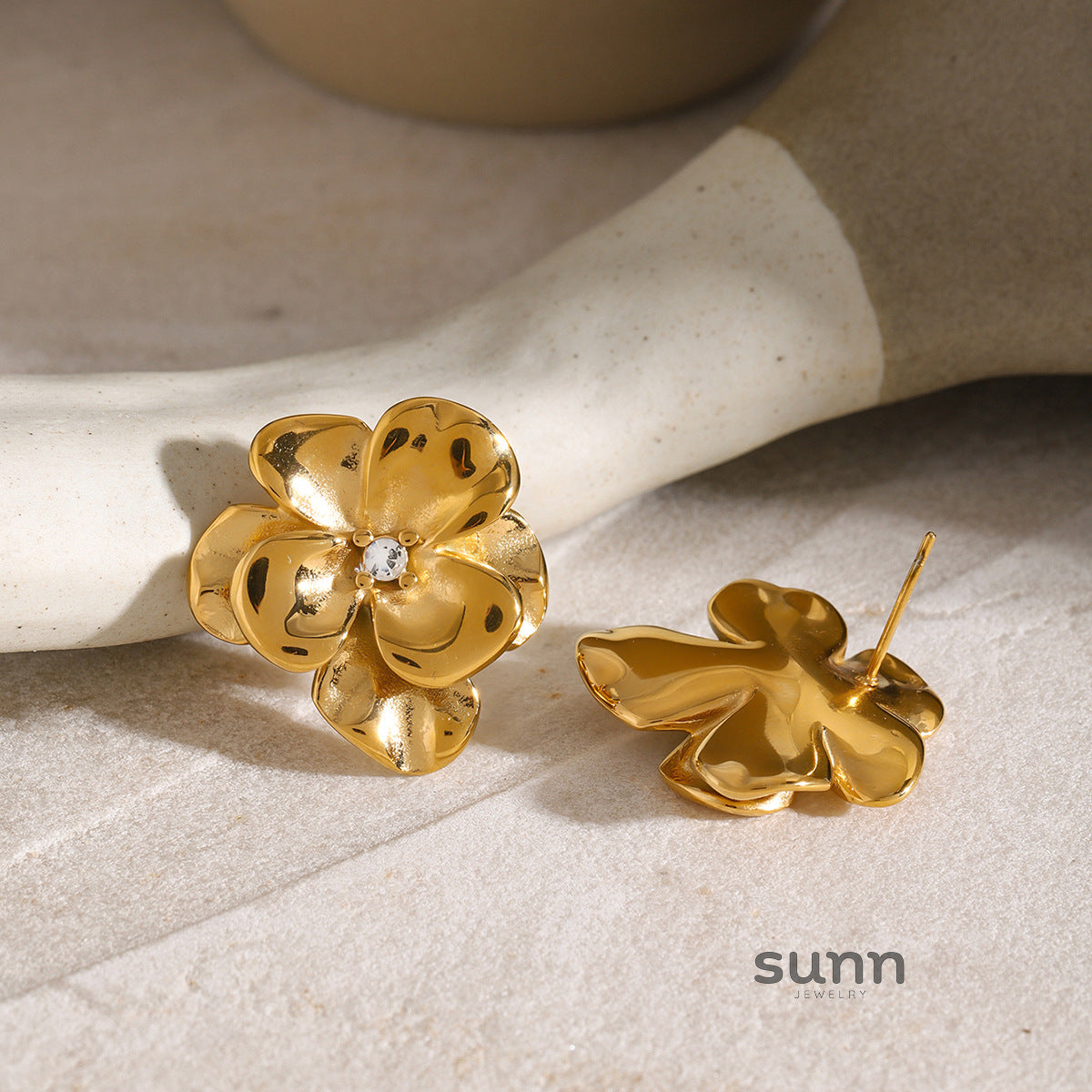 Aishani Elegant Flower Earrings [COLEOBBJ]