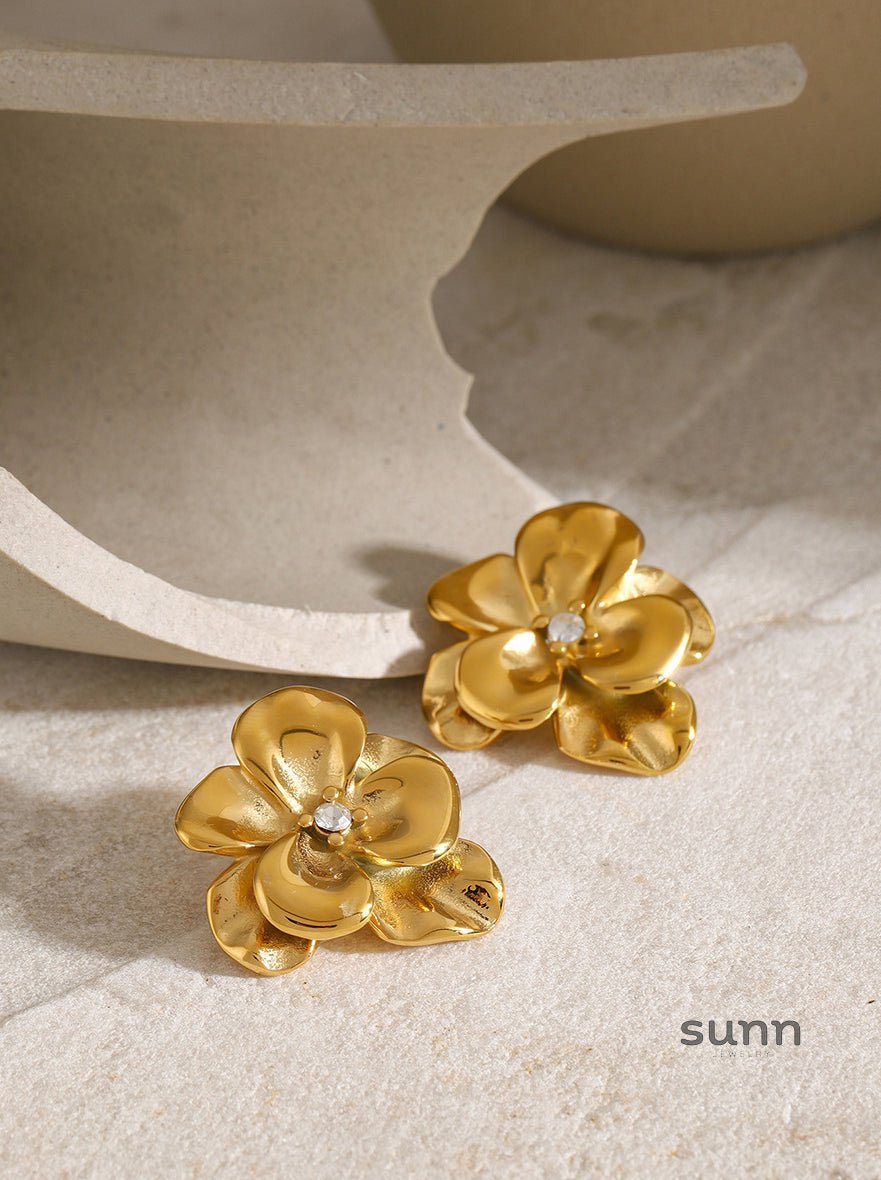 Aishani Elegant Flower Earrings [FTUYF9BW]