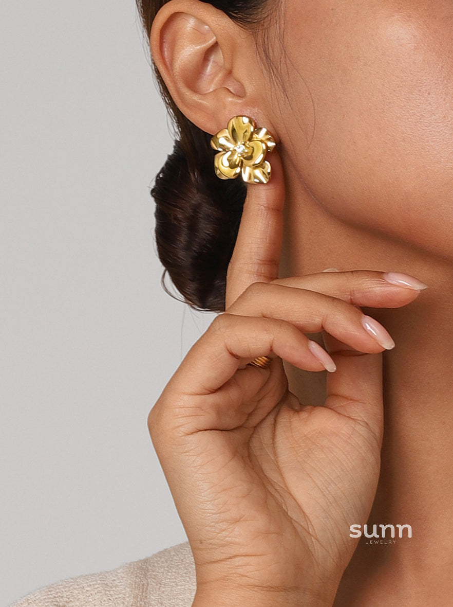 Aishani Elegant Flower Earrings [SUZKGBCB]