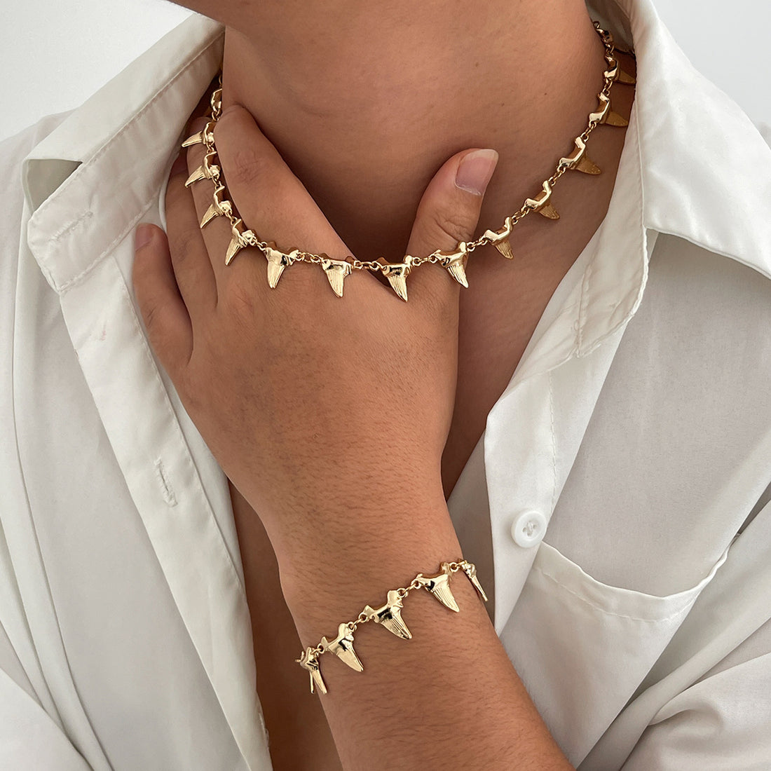 Akasha Statement Shark Necklace [403MJ4AN]