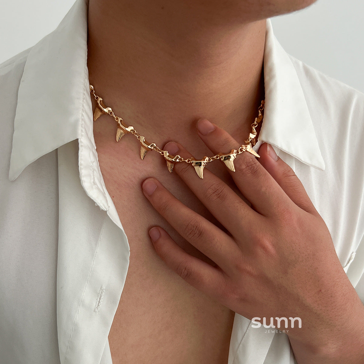 Akasha Statement Shark Necklace [D2G9UUA8]