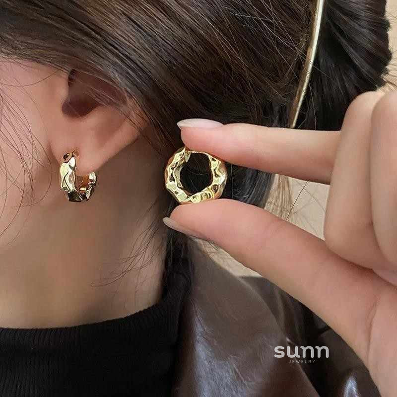 Alaiah Textured Hoop Earrings [EK25GD3O]