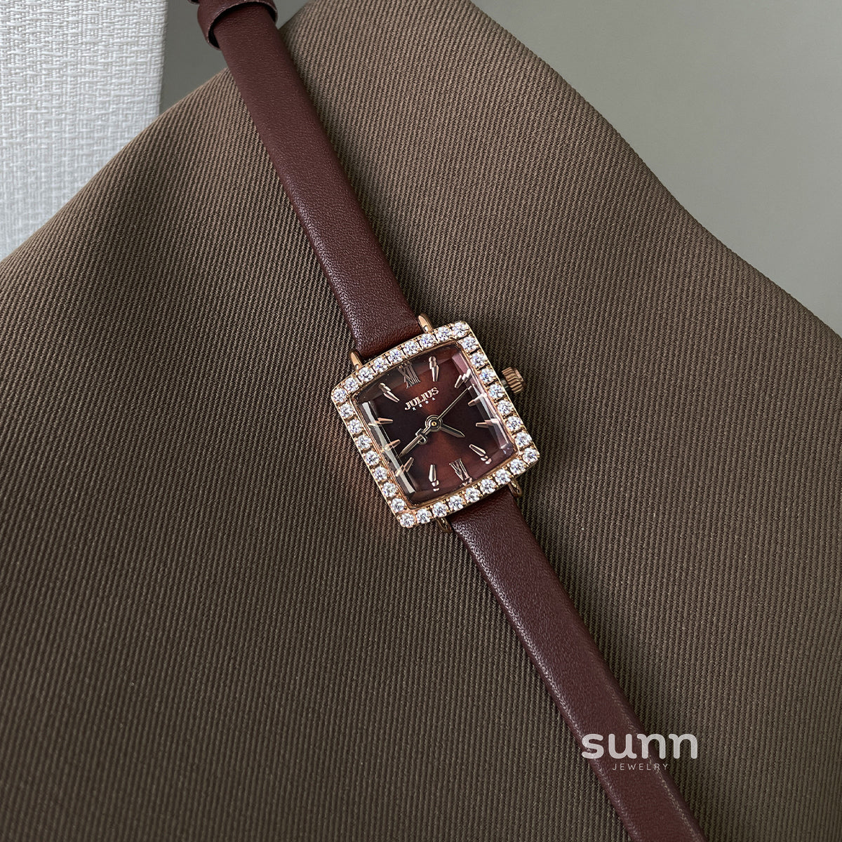 Alaina Square Leather Watch [FM4WIG4K]