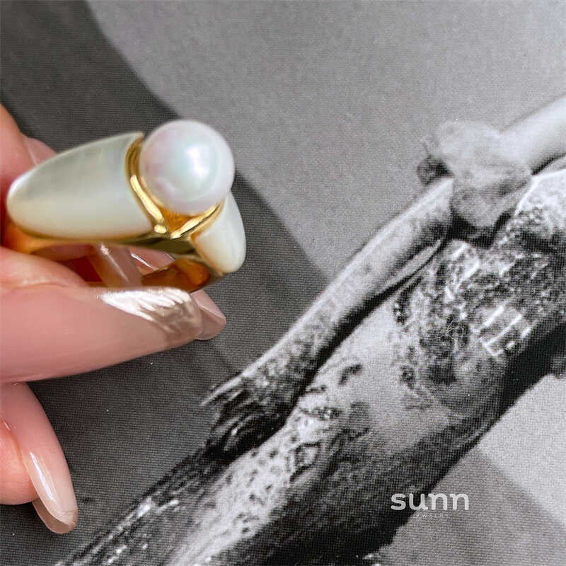 Alainah Mother-of-Pearl Ring [ATTTQ7VI]