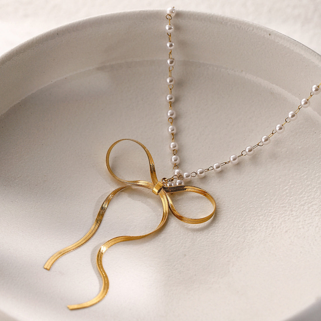 Alannah Crystal Bow Necklace [YUL2POYK]