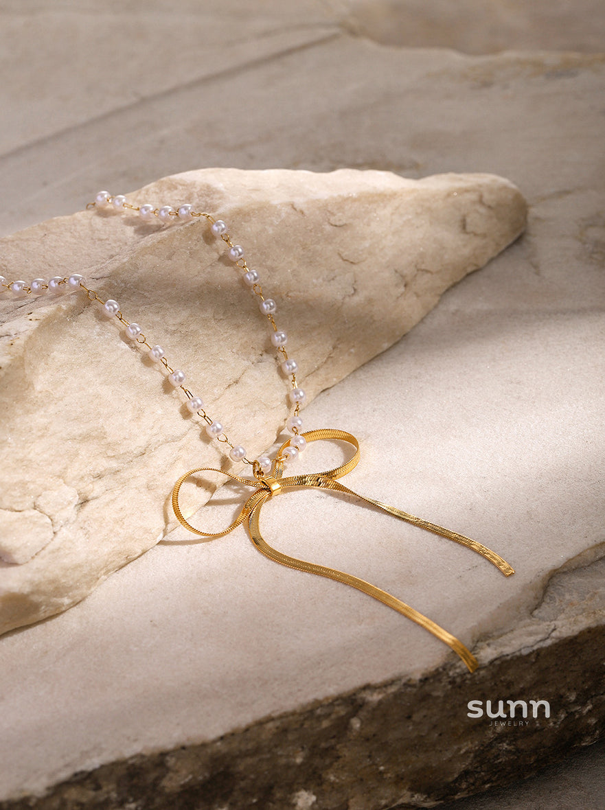 Alannah Crystal Bow Necklace [4LD84B9G]