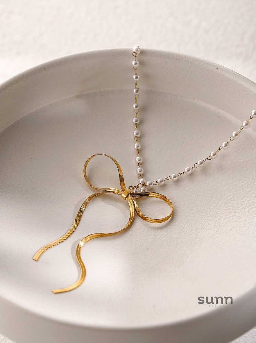 Alannah Crystal Bow Necklace [00ESOPTF]
