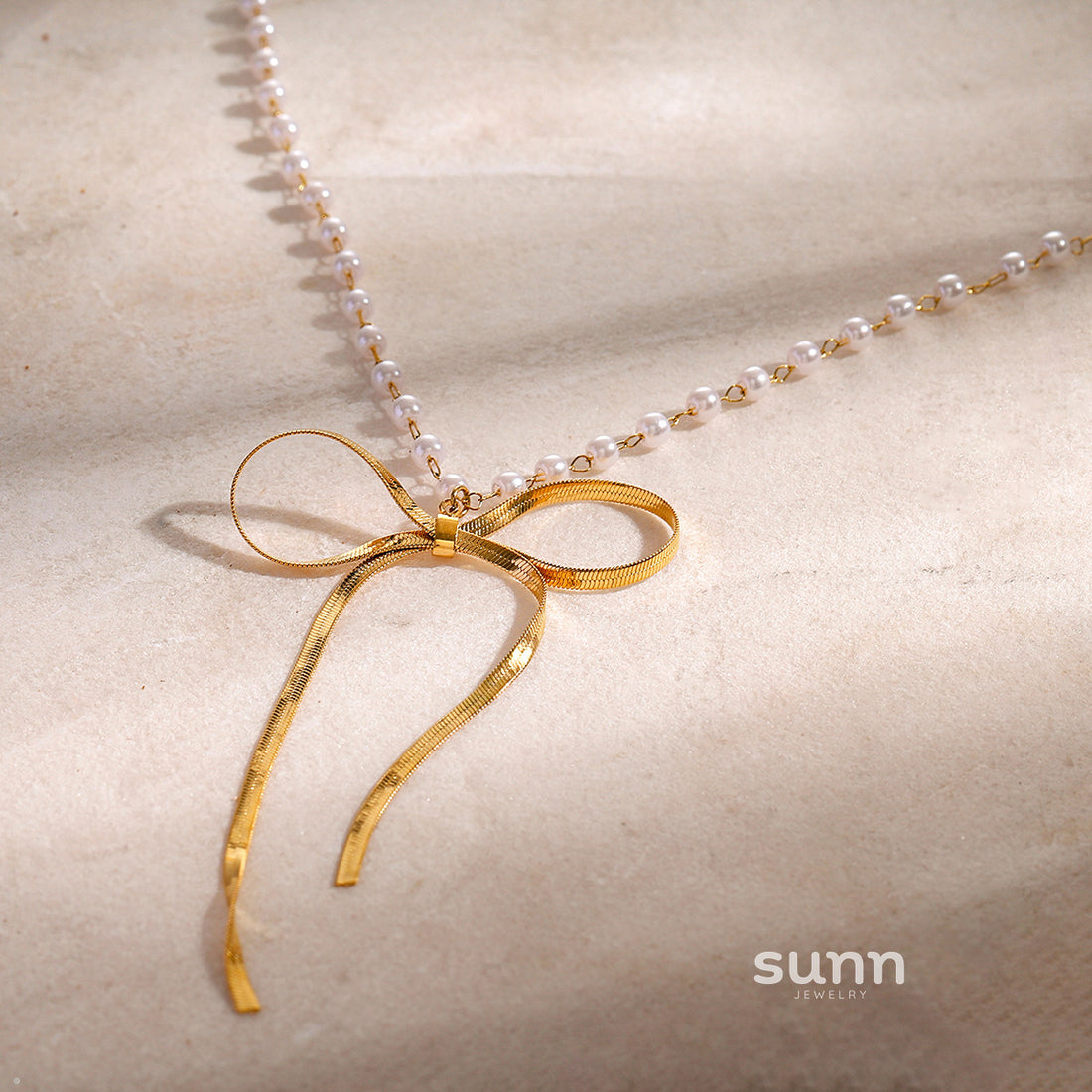 Alannah Crystal Bow Necklace [YUL2POYK]