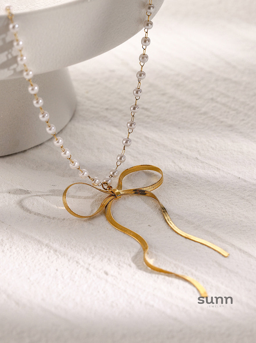 Alannah Crystal Bow Necklace [QG0J9ZX2]