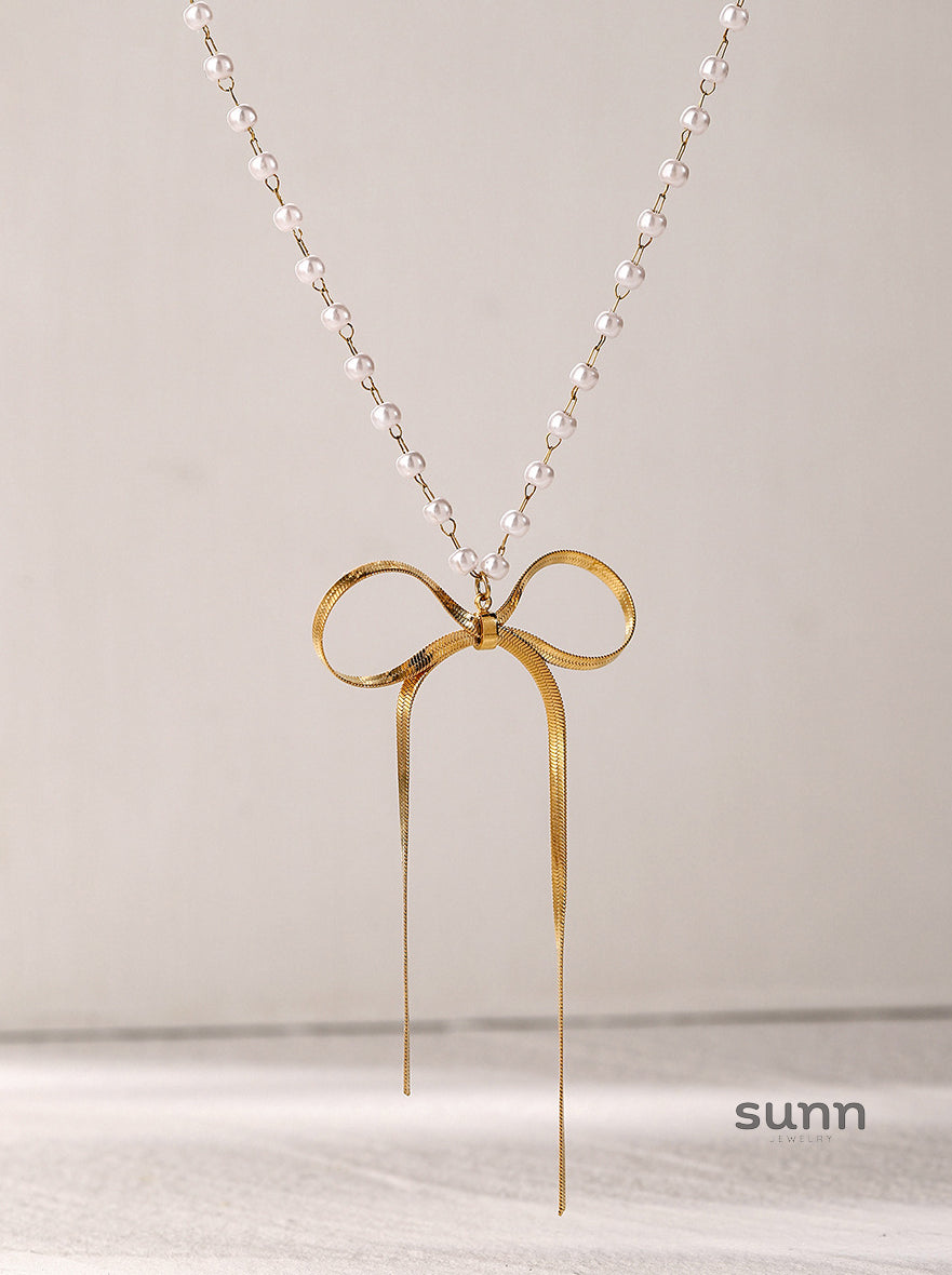 Alannah Crystal Bow Necklace [HY6GFG5Z]