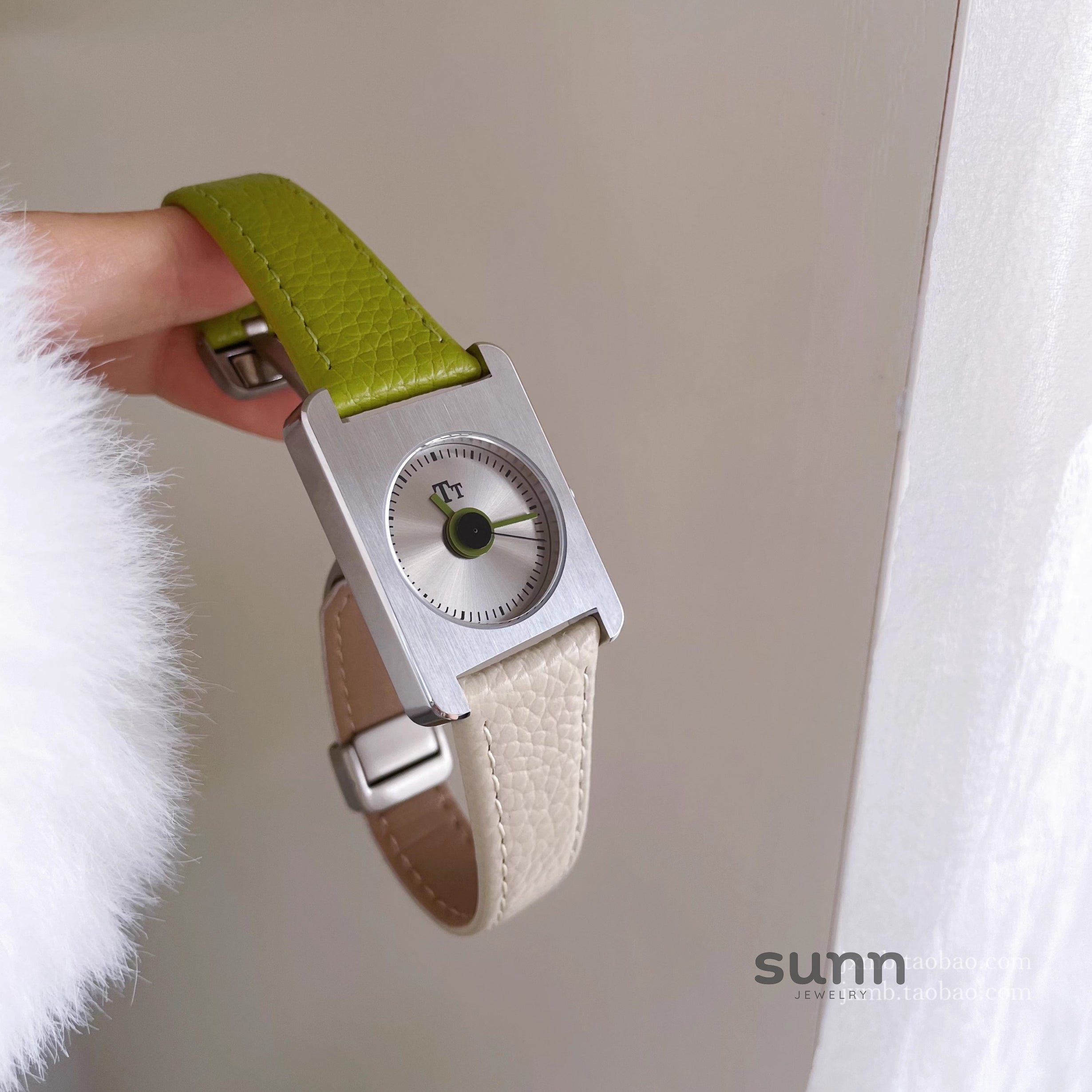 Alayjah Square Leather Strap Watch [FWSJ2E5D]