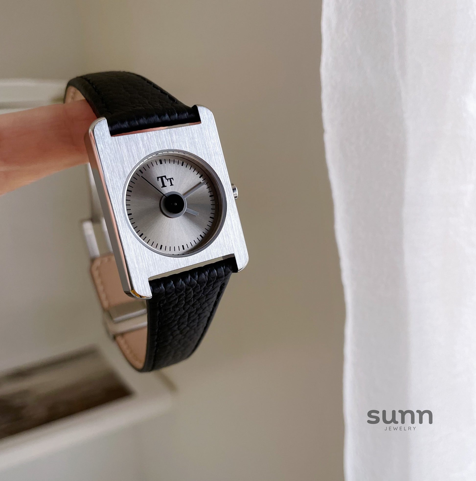 Alayjah Square Leather Strap Watch [F4F2VF3U]