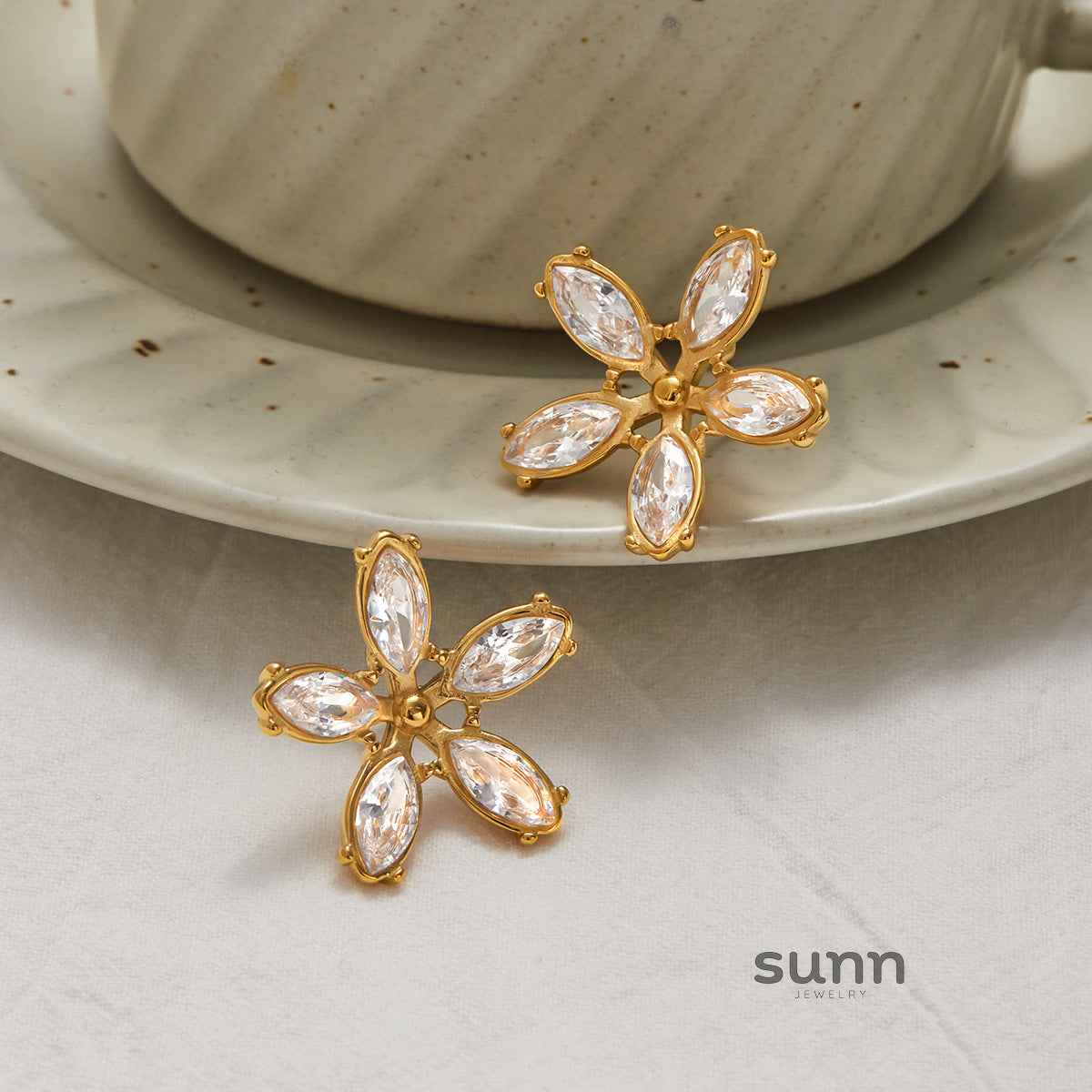 Alea Bloom Zircon Studs [HZ32JLQK]