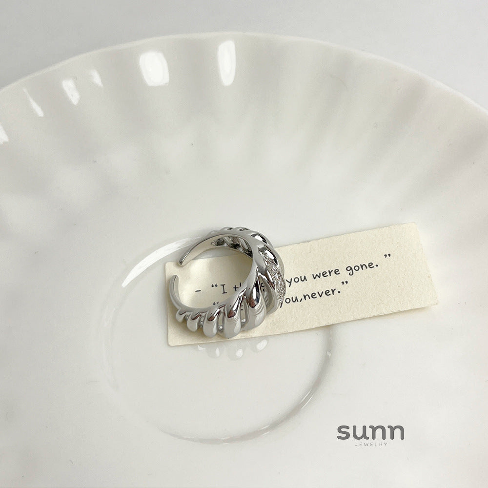 Alexandra Threaded Open Ring [TQ2THLIX]