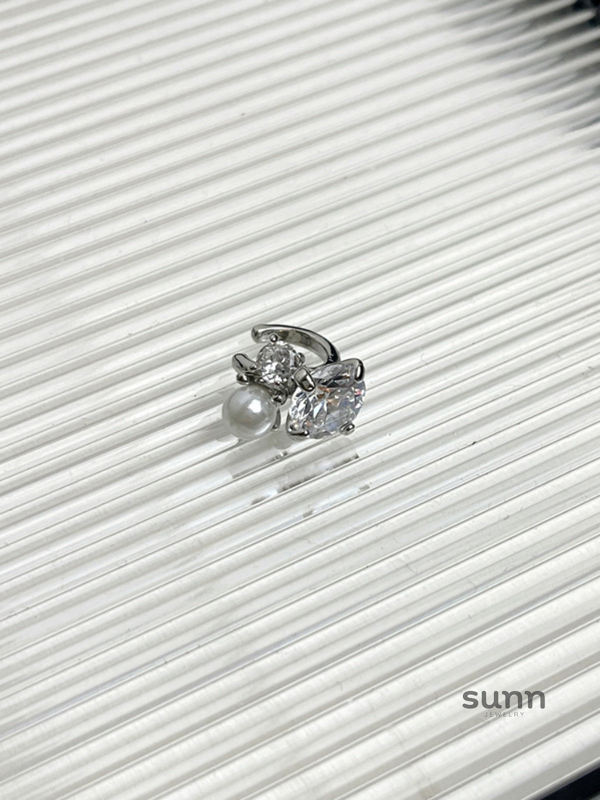 Alexandra Zircon Pearl Ear Cuff [ZW0BSR4Z]