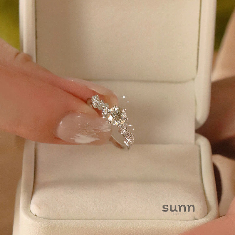 Aleyda Sparkling Halo Ring [JLUEPZOX]