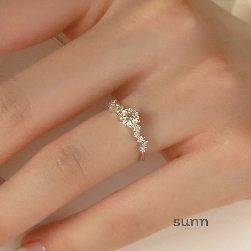 Aleyda Sparkling Halo Ring [Q05XHIQ9]