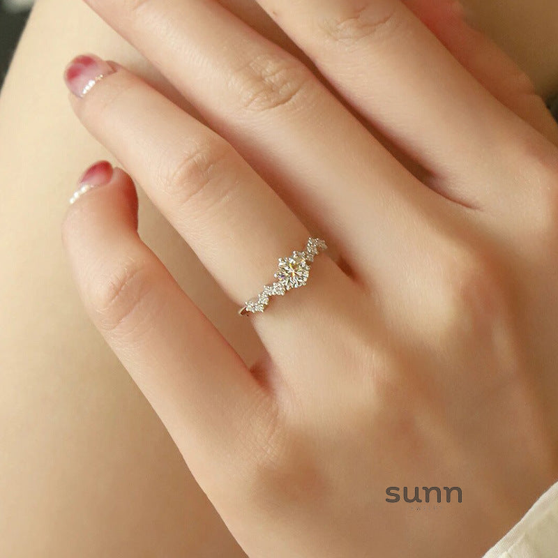 Aleyda Sparkling Halo Ring [RIJ6GG2R]