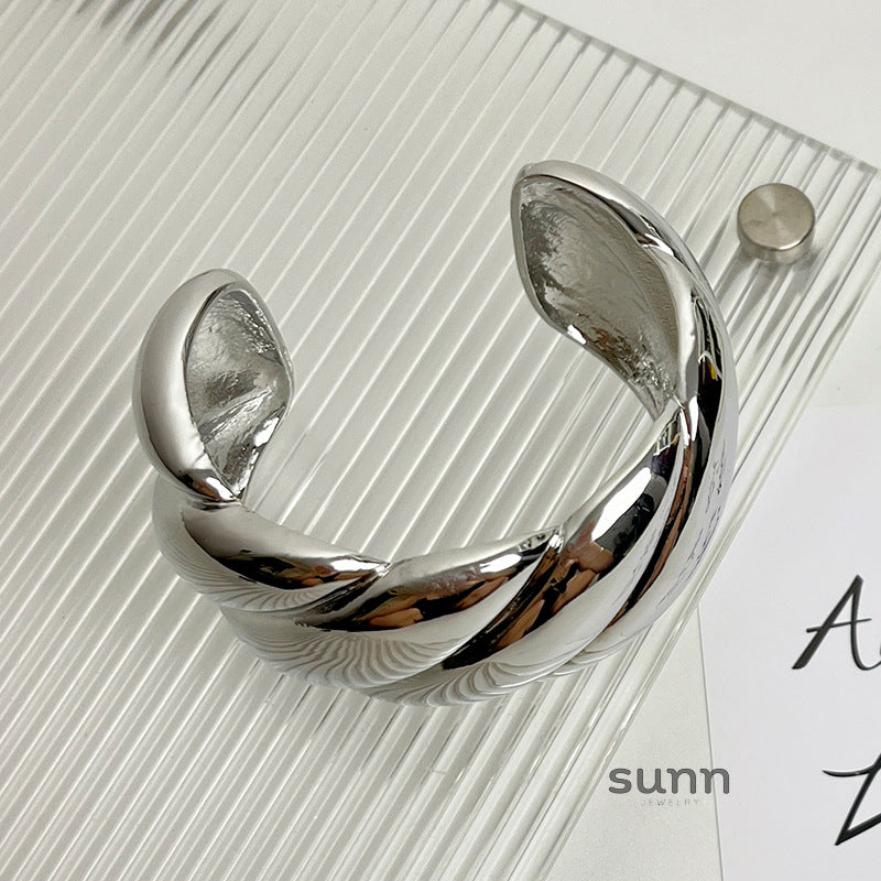 Alinah Wide Textured Cuff [VO4V1YPU]