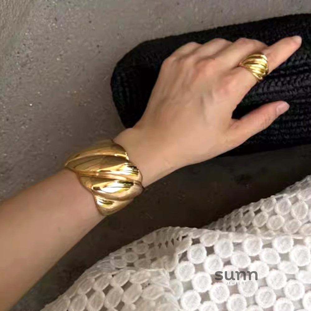 Alinah Wide Textured Cuff [AIW4LY8I]