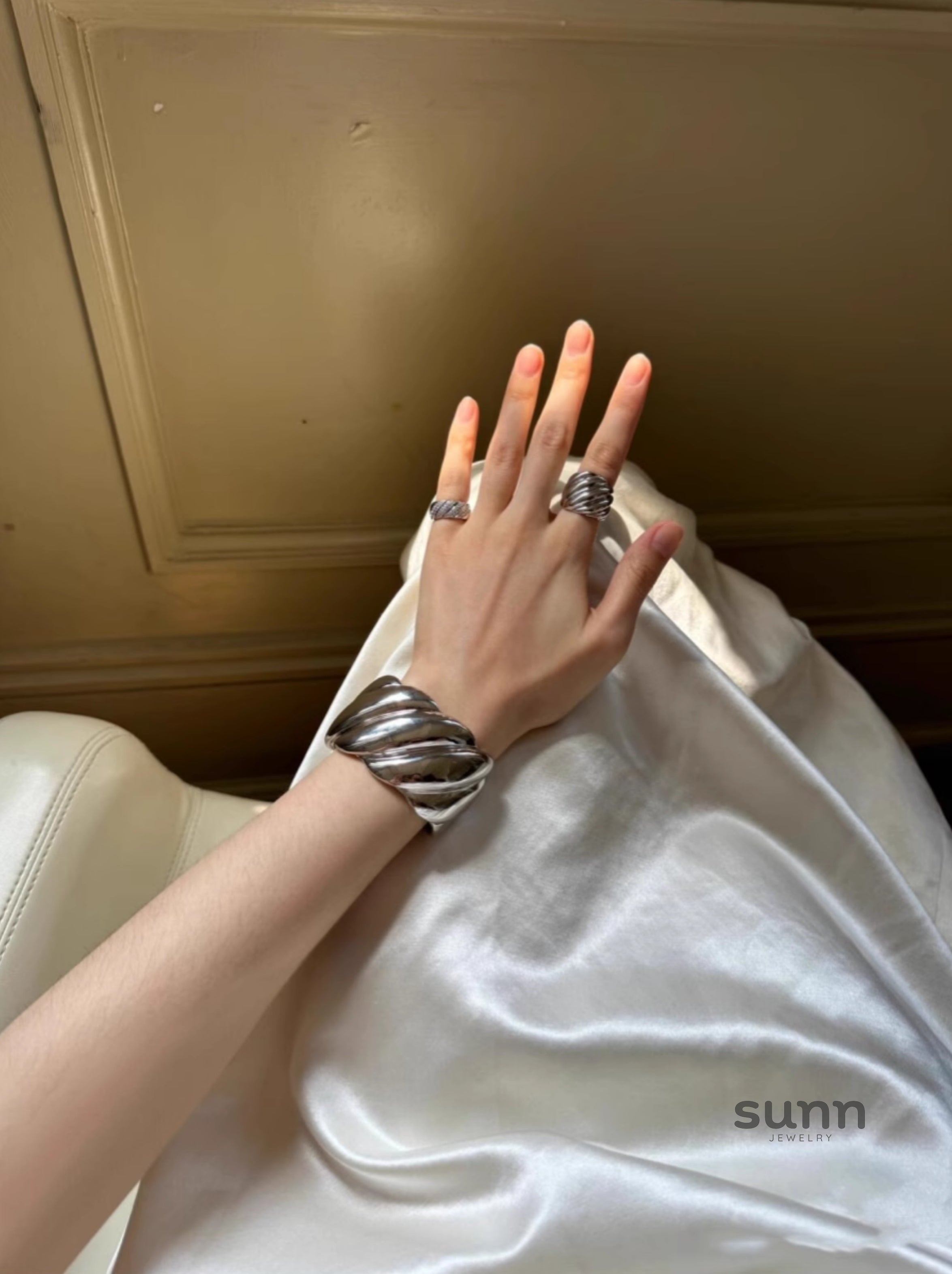 Alinah Wide Textured Cuff [PJ5YHOT7]