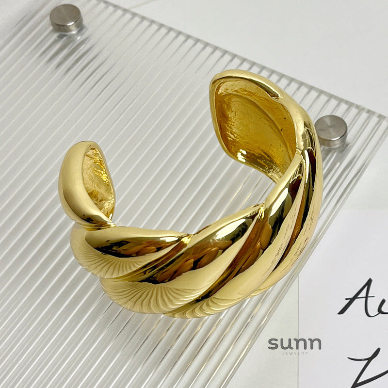 Alinah Wide Textured Cuff [M0XP9OKR]