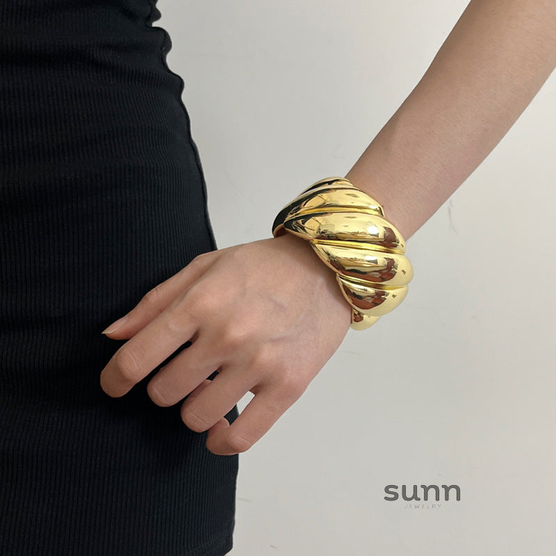 Alinah Wide Textured Cuff [TH68BYTV]