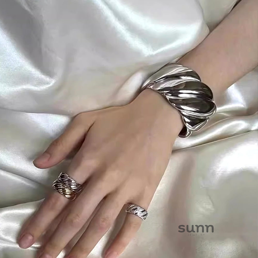 Alinah Wide Textured Cuff [6CFCIRR4]