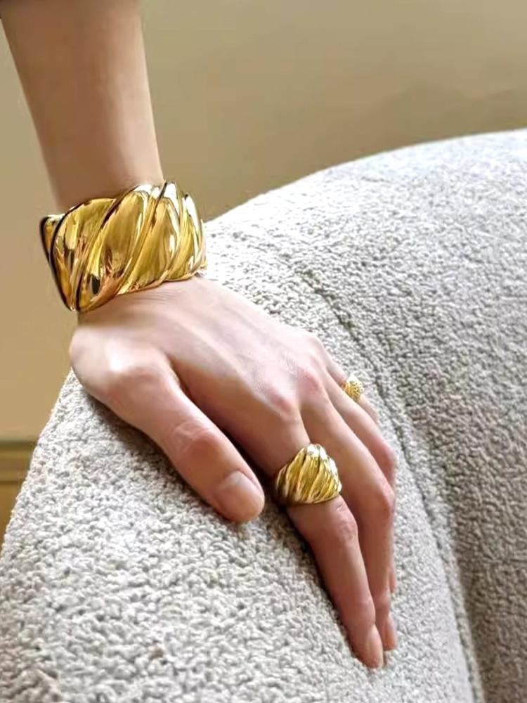 Alinah Wide Textured Cuff [2SYTDK6E]