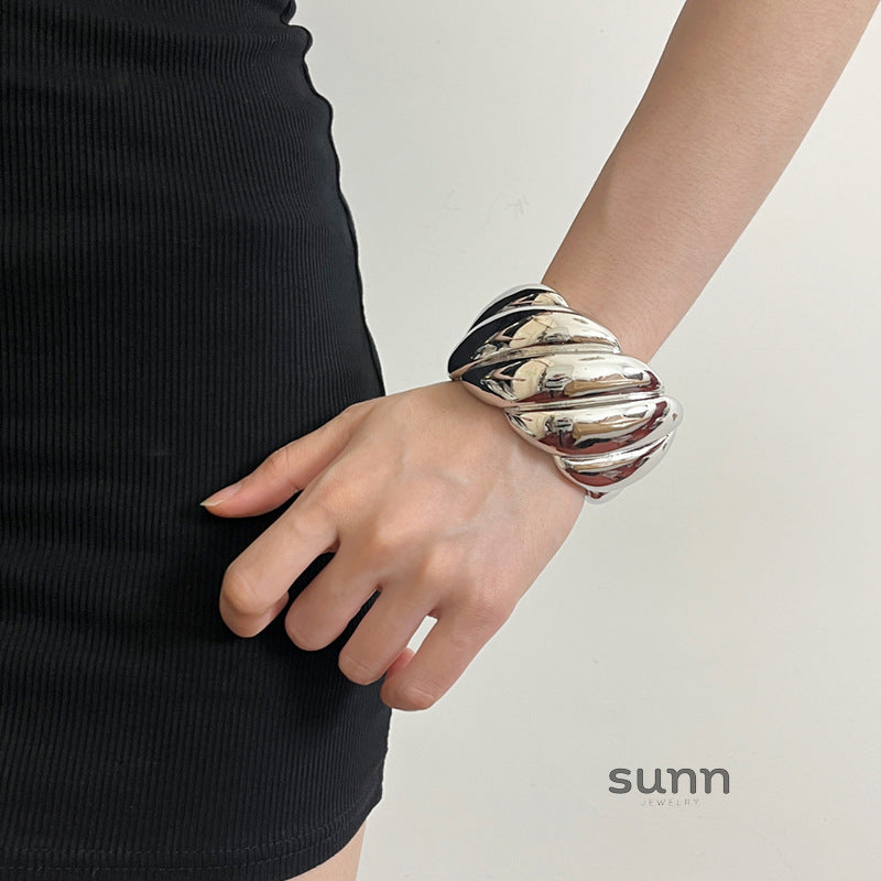 Alinah Wide Textured Cuff [VF9KF9EF]