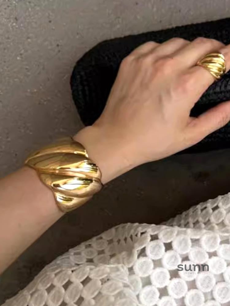 Alinah Wide Textured Cuff [2SYTDK6E]