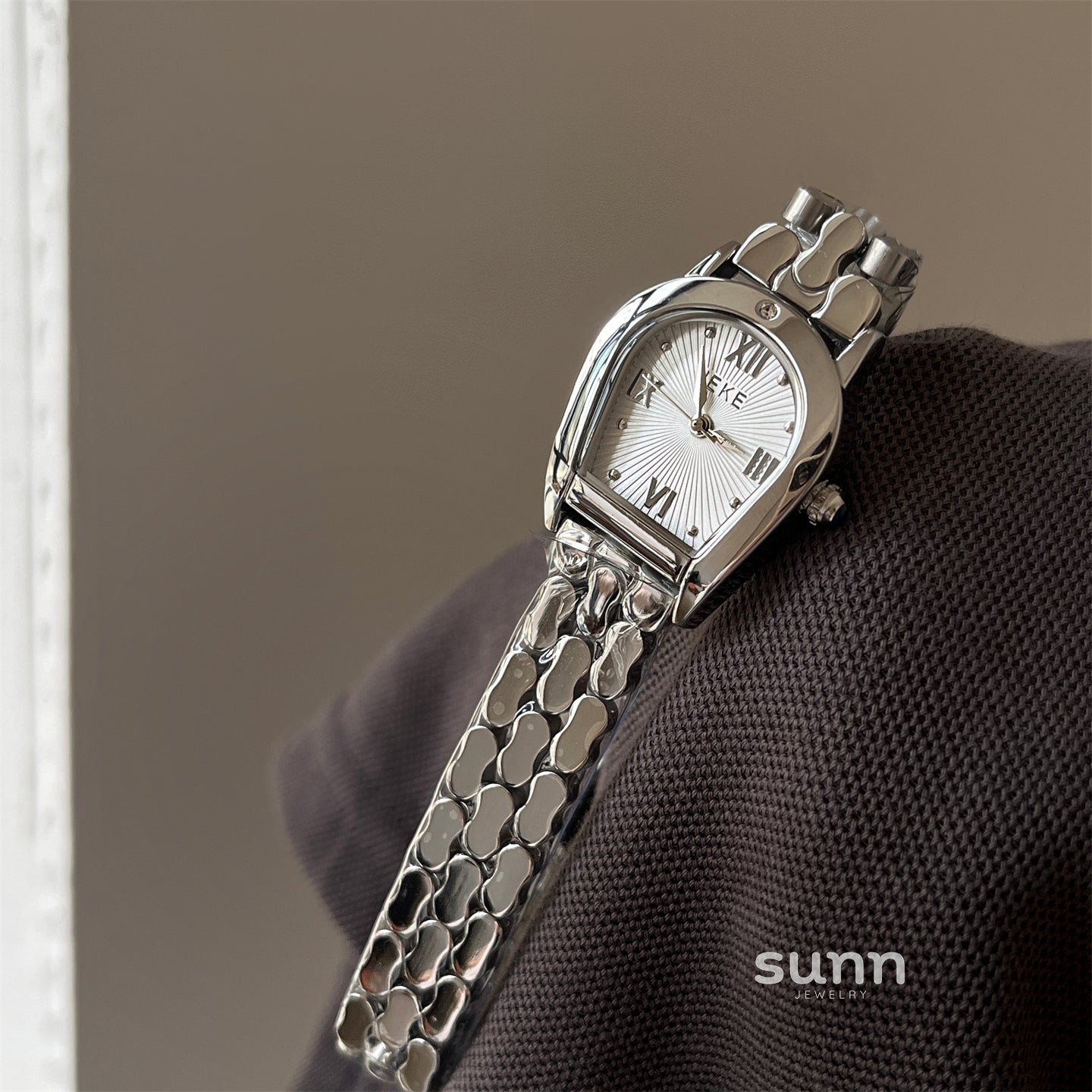 Allie Arched Steel Wristwatch [V020SDNV]