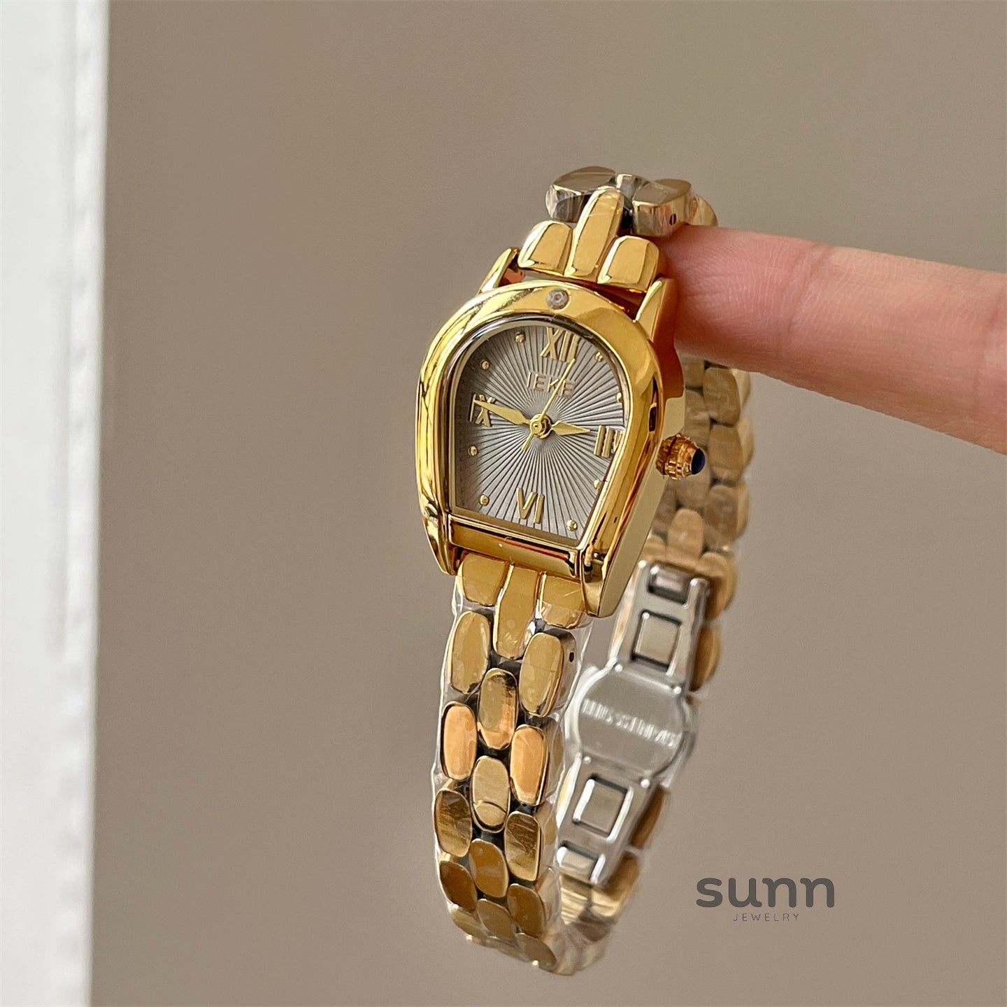 Allie Arched Steel Wristwatch [WVCH5C2I]