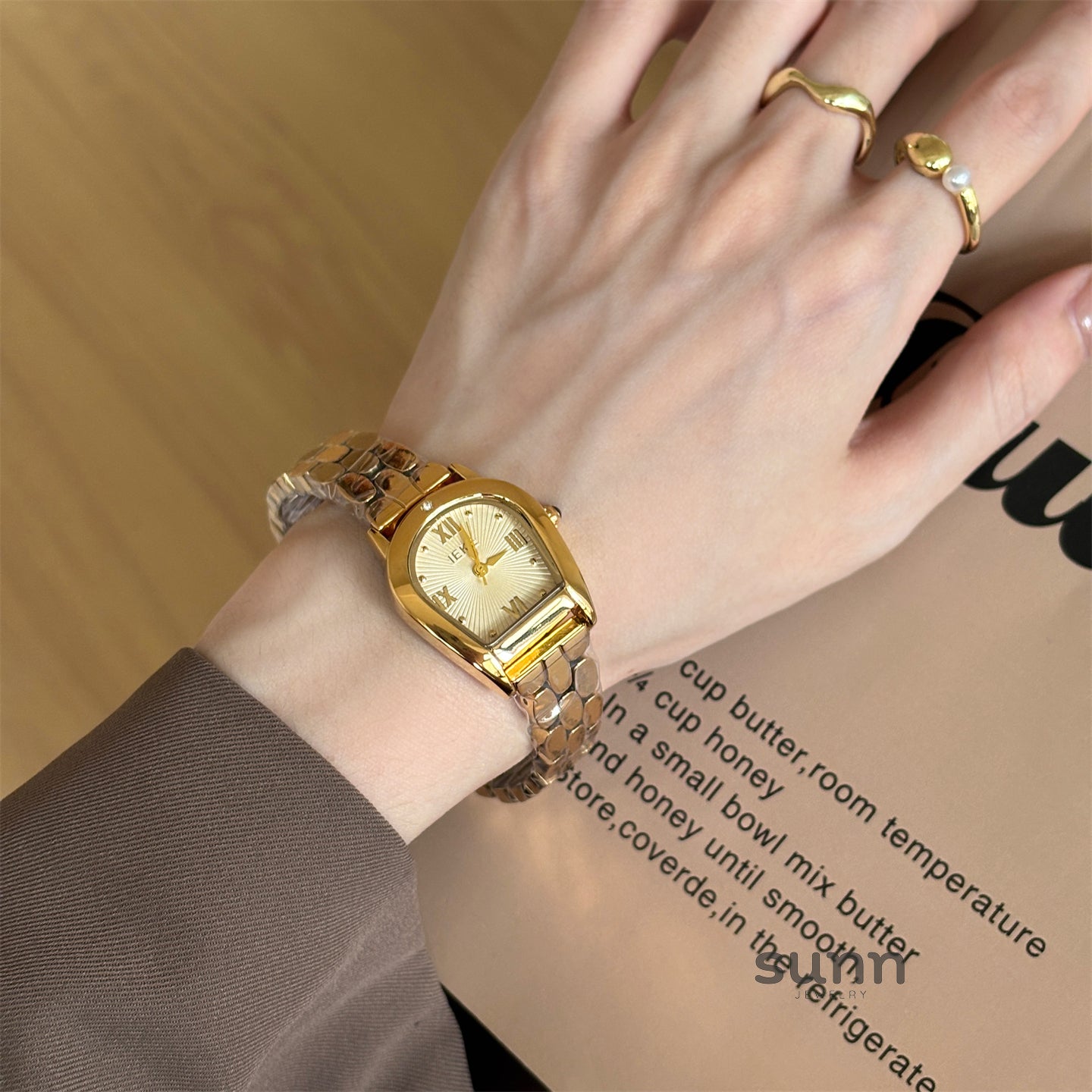 Allie Arched Steel Wristwatch [1R9LTSDH]