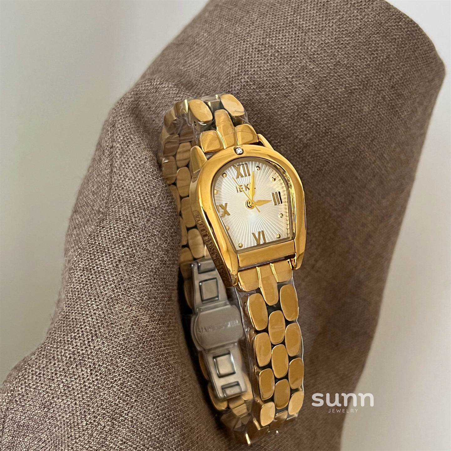 Allie Arched Steel Wristwatch [TZ6CNMDK]