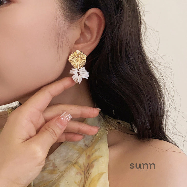 Aly Romantic Shell Drop Earrings [80KGRW9A]