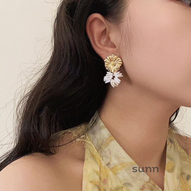 Aly Romantic Shell Drop Earrings [L6FH6K7I]