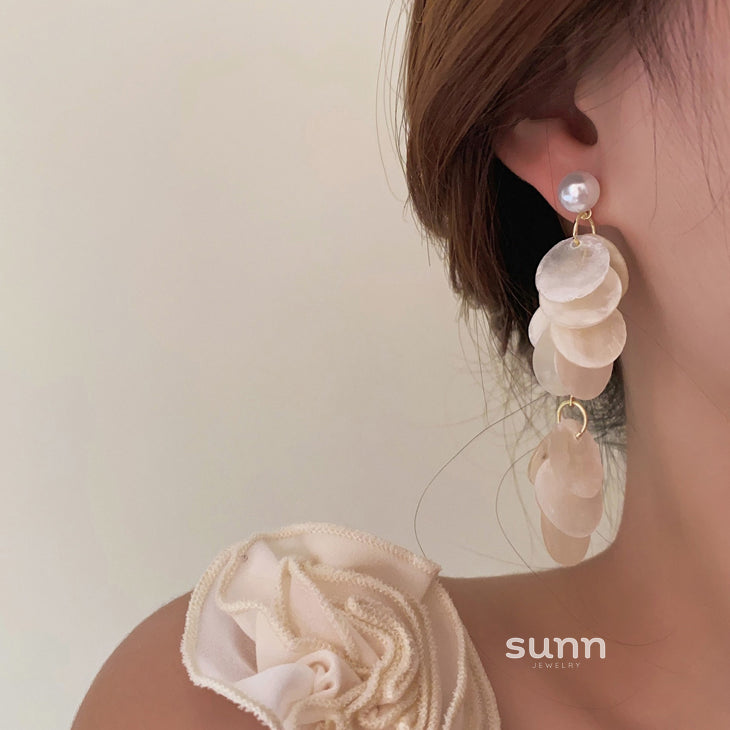 Amaryah Pearl Flower Earrings [BAA9EJUU]