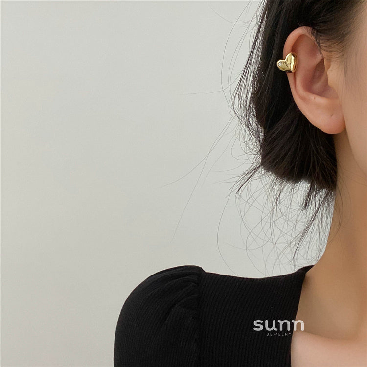 Amayra Silver Heart Ear Cuff [KR76Q7XJ]