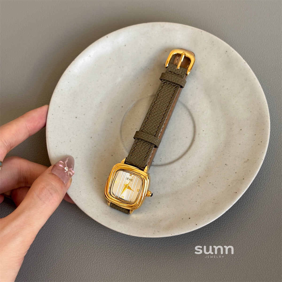 Amberley Retro Leather Watch [RVU5ETWK]