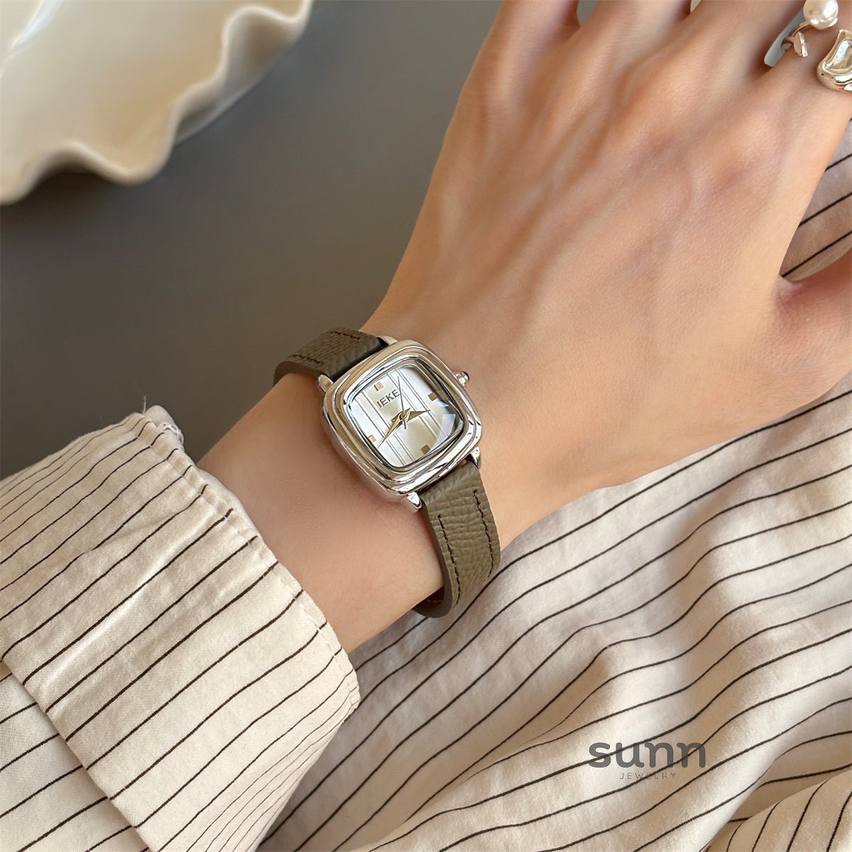 Amberley Retro Leather Watch [GW2BO3YJ]