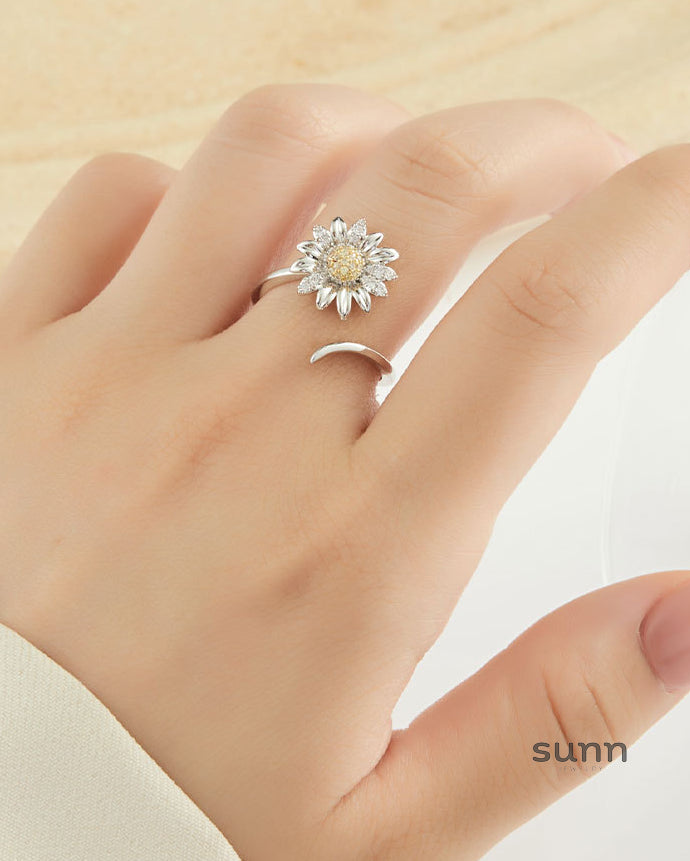 Amberlyn Dainty Daisy Ring [ESZ95H7K]