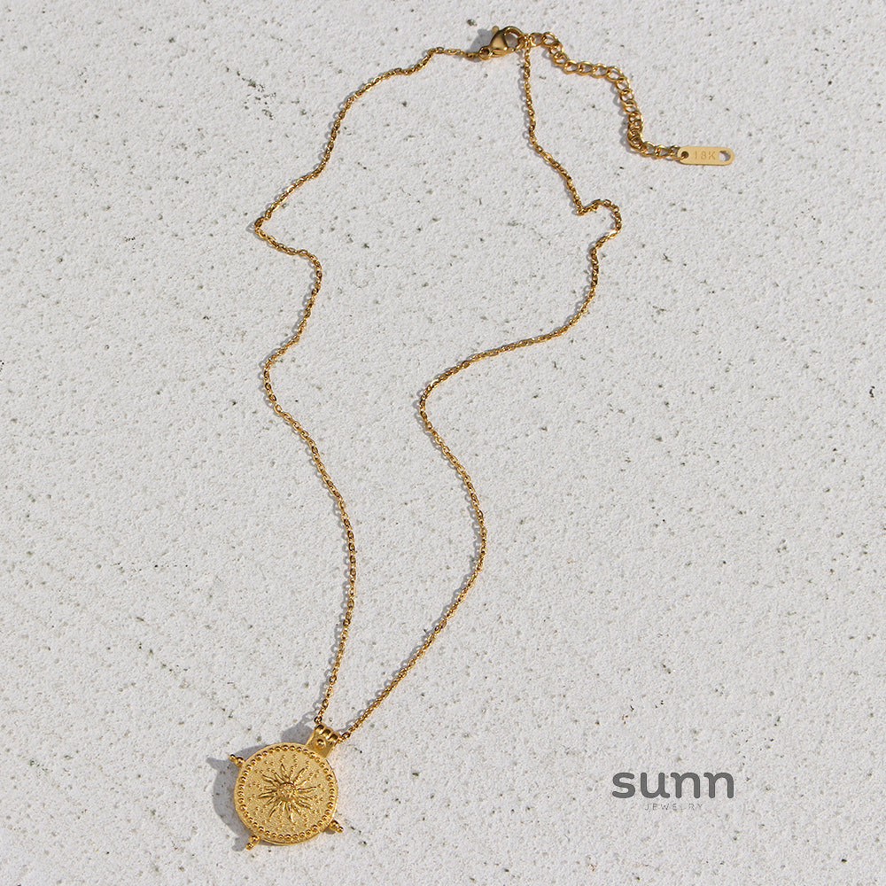 Ameliana Gold Sun Compass Necklace [URBQ1WY6]